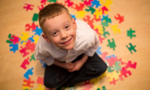 Niño con autismo sonriendo.