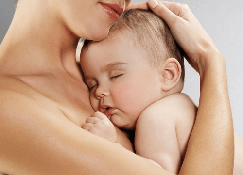 ¿Es recomendable despertar al bebé para darle de comer?