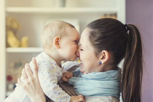 bébé mord sa maman