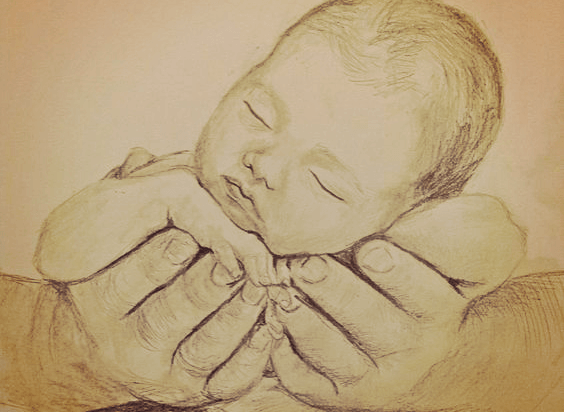 bebé entre las manos