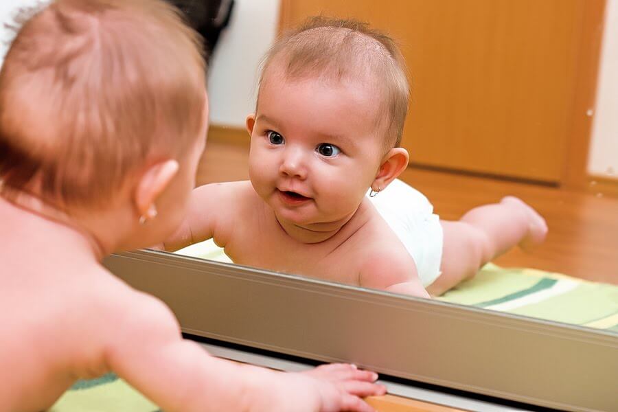 bebé frente al espejo 4