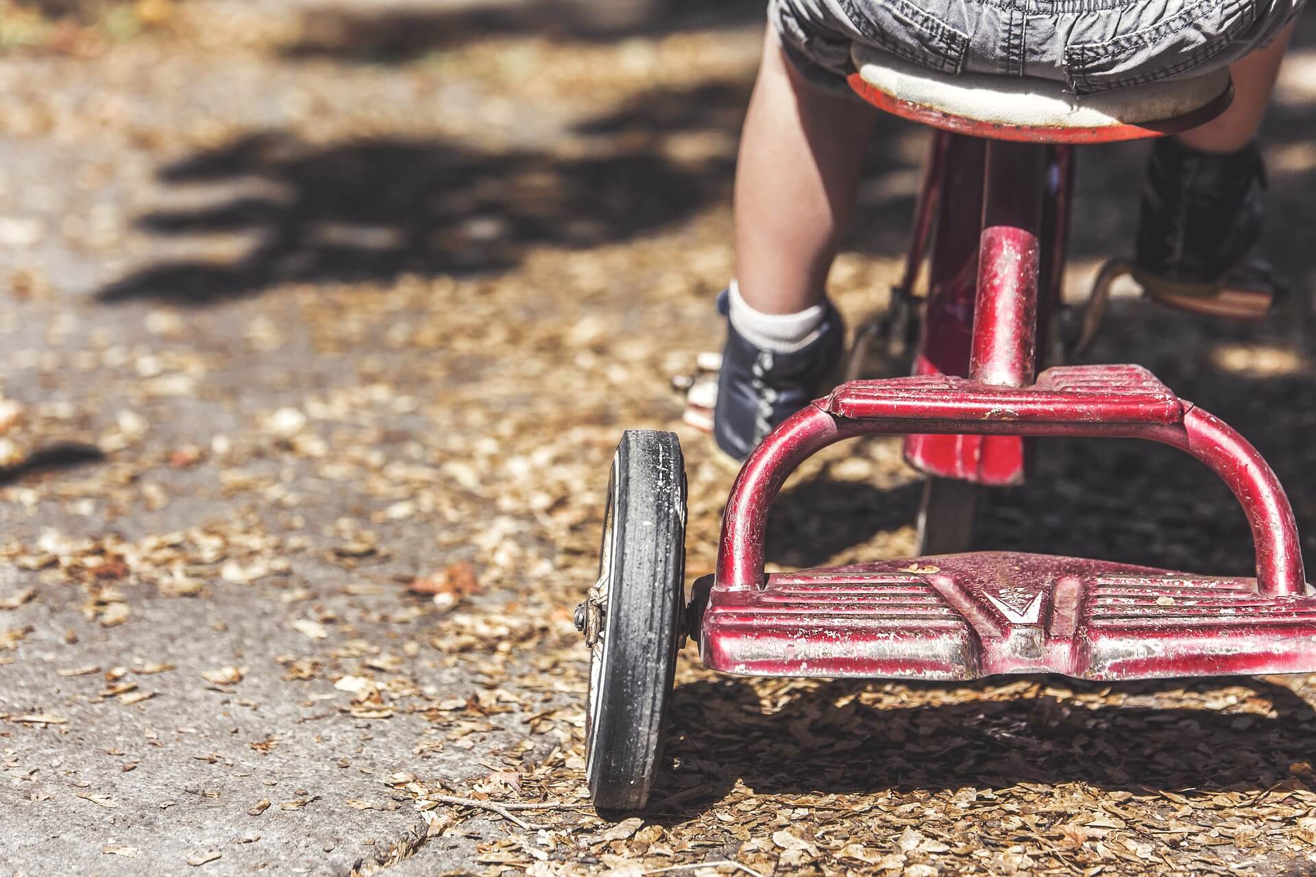 Les jambes d'un enfant sur un vélo. 