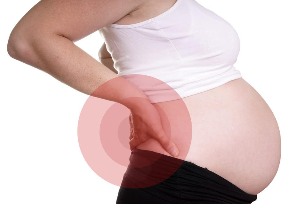 Une femme enceinte qui a mal au dos.