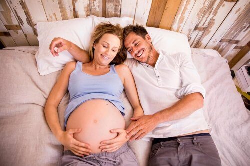 ¿Sabías que los hombres también pueden tener síntomas de embarazo junto con sus parejas?