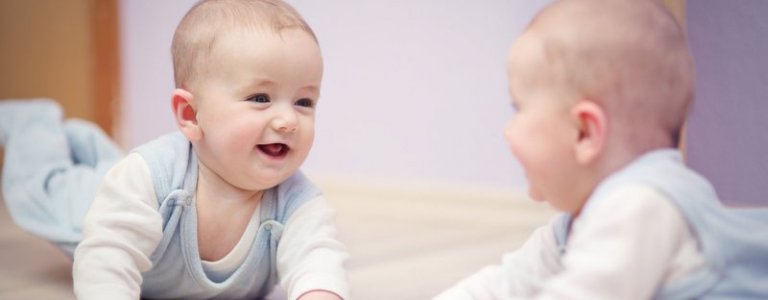 6 beneficios de jugar con el bebé frente al espejo