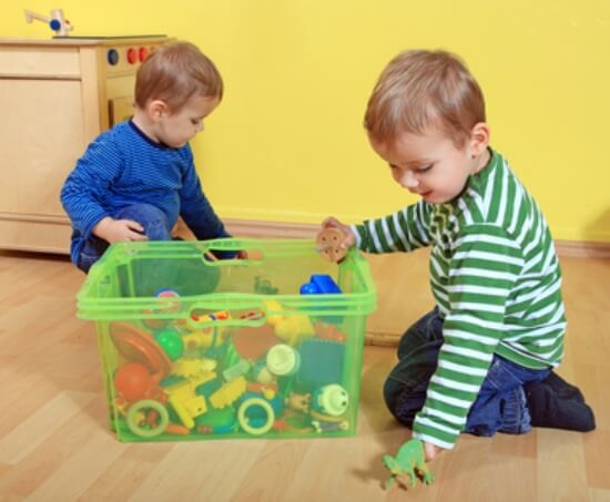enfants qui rangent leur chambre