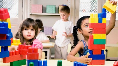 Niños jugando con bloques en salas de psicomotricidad.