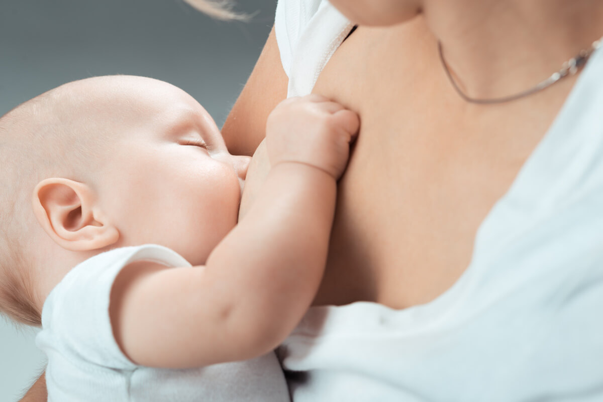 La lactancia materna es positiva para el niño y su madre.