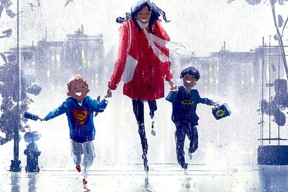 mamá llevando de la mano a sus dos hijos y disfrutando de la vida