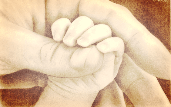 mano cogiendo la de un bebé