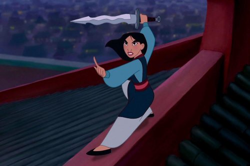 Mulan avec son épée tout en se défendant de l'armée mongole