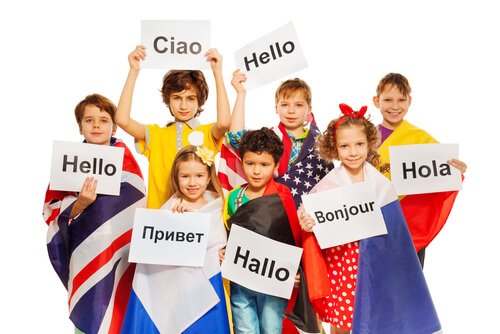 Niños con banderas y carteles en otros idiomas.
