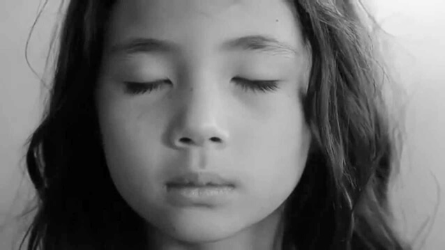 niña con los ojos cerrados aprendiendo a respirar profundo