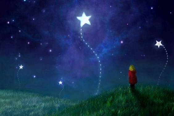 niño mirando las estrellas soñando con una vida feliz