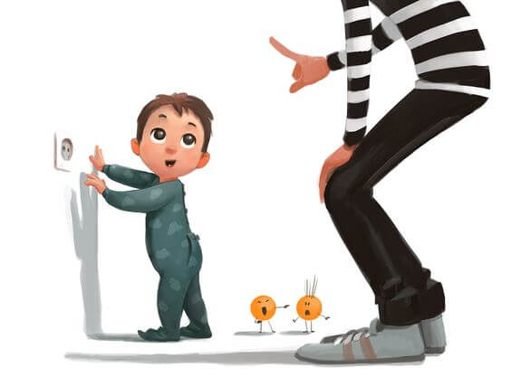 padre que adverte a su hijo de que no toque el enchufe