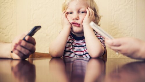 Tu adicción al móvil hace daño a tu hijo