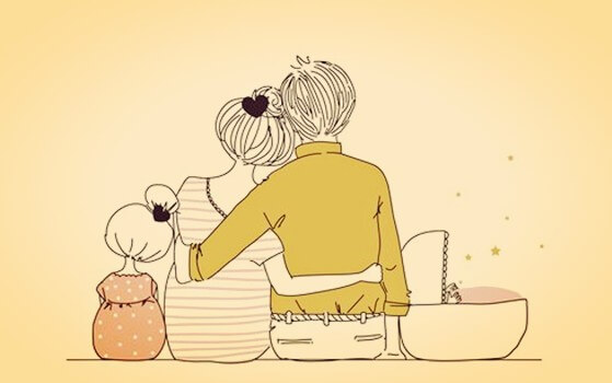 pareja de espaldas con sus hijos disfrutando de la vida