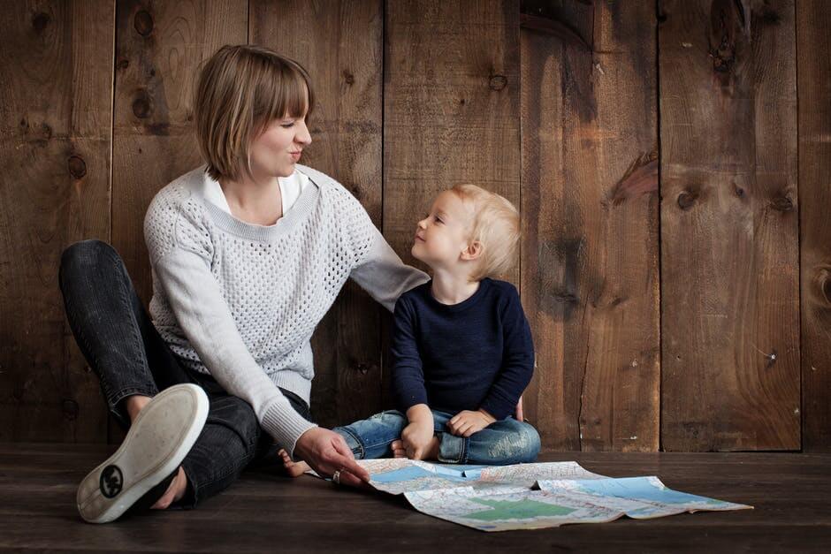 Consejos de Montessori para que tus hijos ayuden en casa