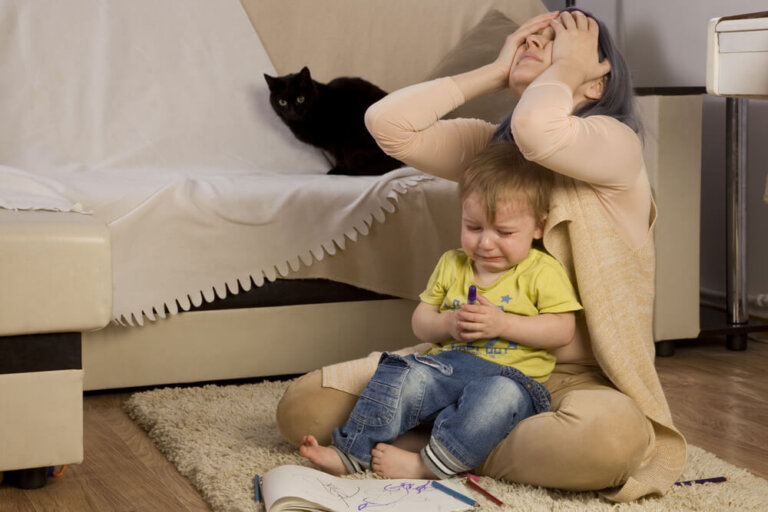 ¿Por qué algunos niños se portan mal cuando está mamá?