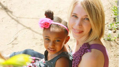 Madre e hija adoptiva felices