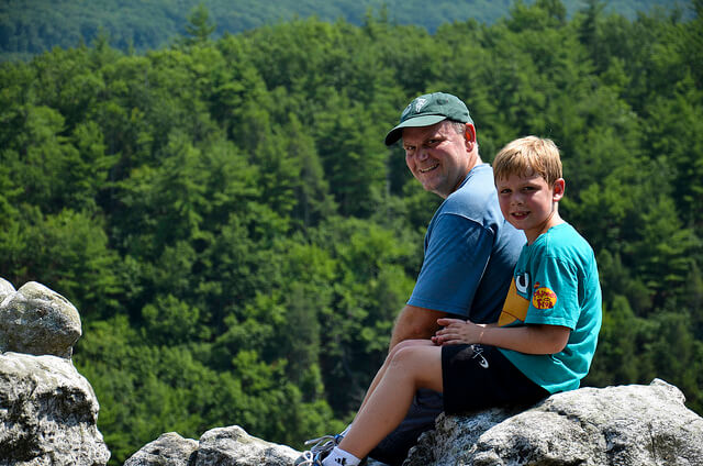 Un père et son fils dans la nature.