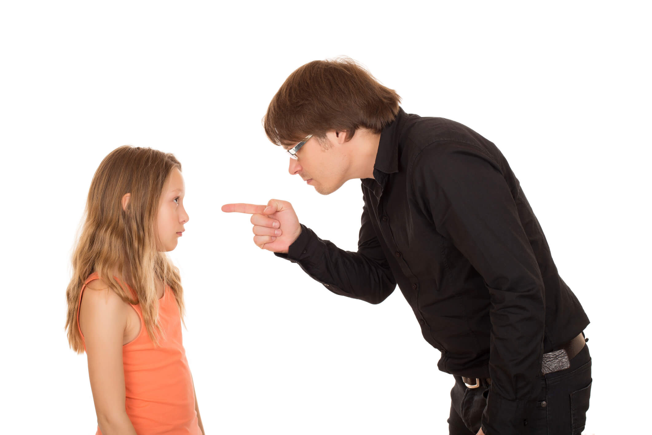 pai bravo apontando o dedo para a filha; pai repreendendo sua filha