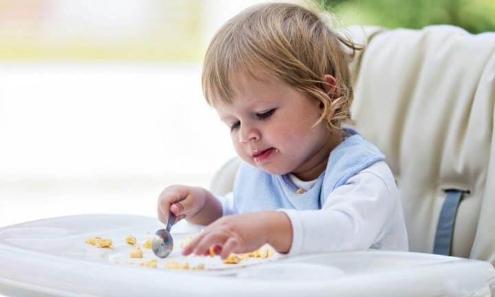 MI hijo come poco y juega con la comida