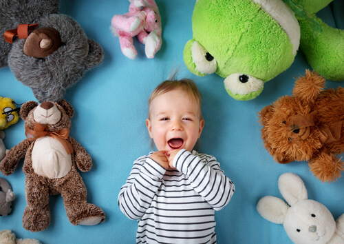 Los bebés y los peluches: lo que hay que saber