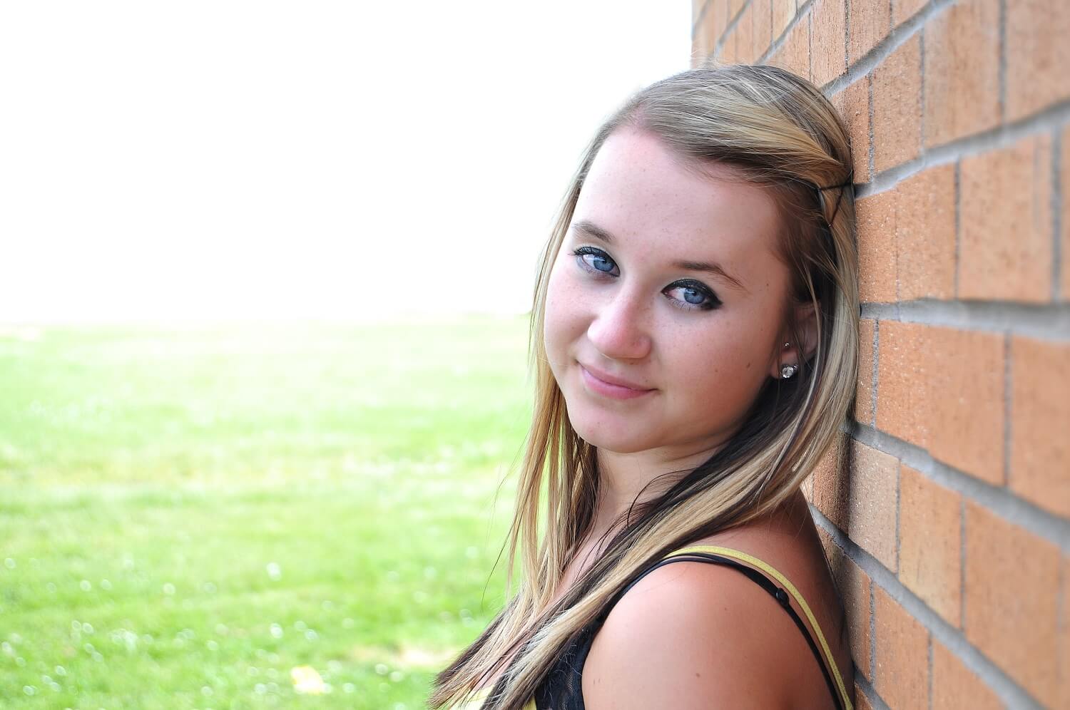 Une jeune adolescente maquillée.