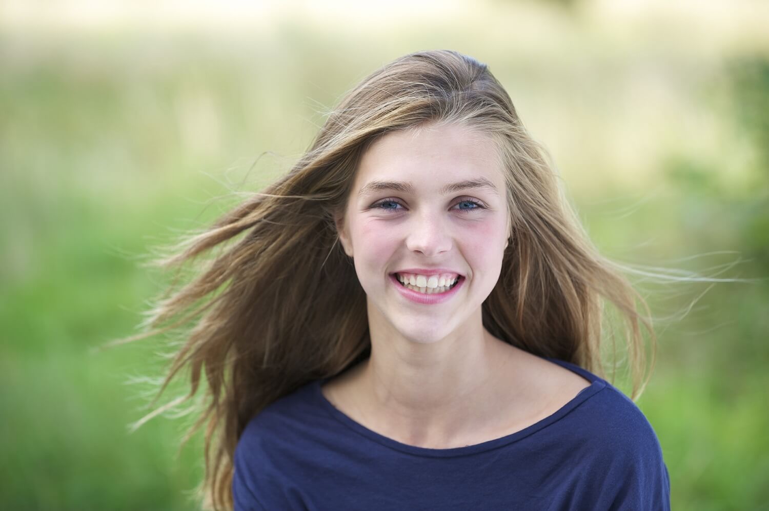 Une adolescente qui sourit.