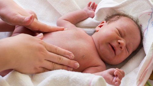 Los cólicos del recién nacido se pueden aliviar con algunos masajes.