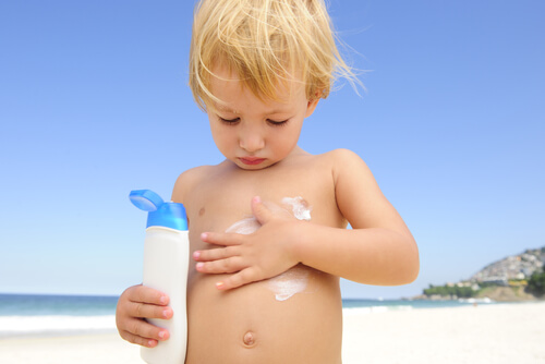 Cuando llevas a tu bebé a la playa por primera vez debes protegerlo con crema solar