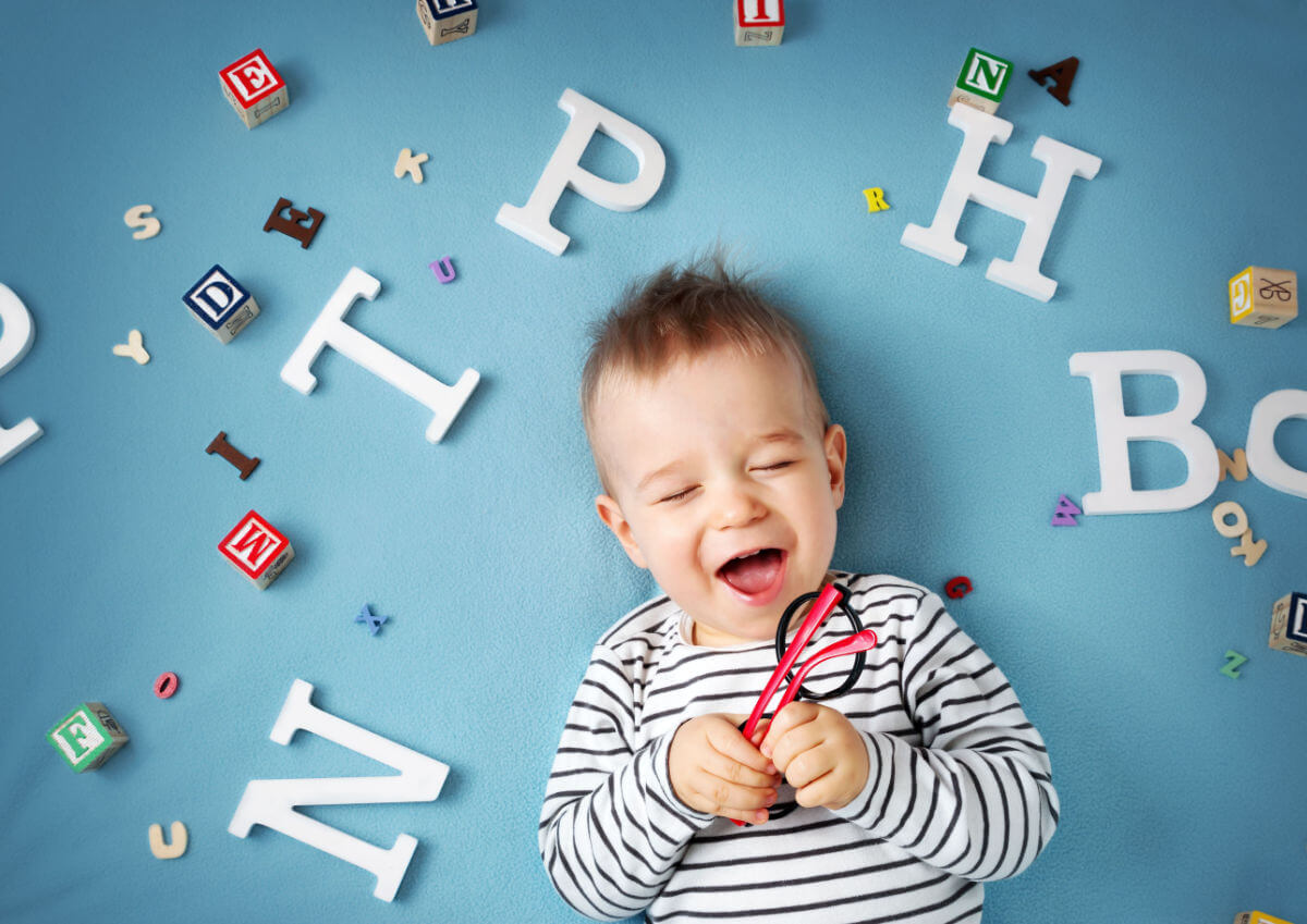 Bebé jugando con letras para desarrollar el lenguaje.