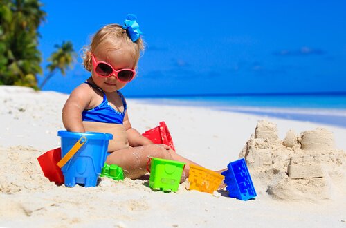 Bebé en la playa por primera vez