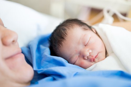 Les mamans doivent vérifier périodiquement la respiration des nouveau-nés.