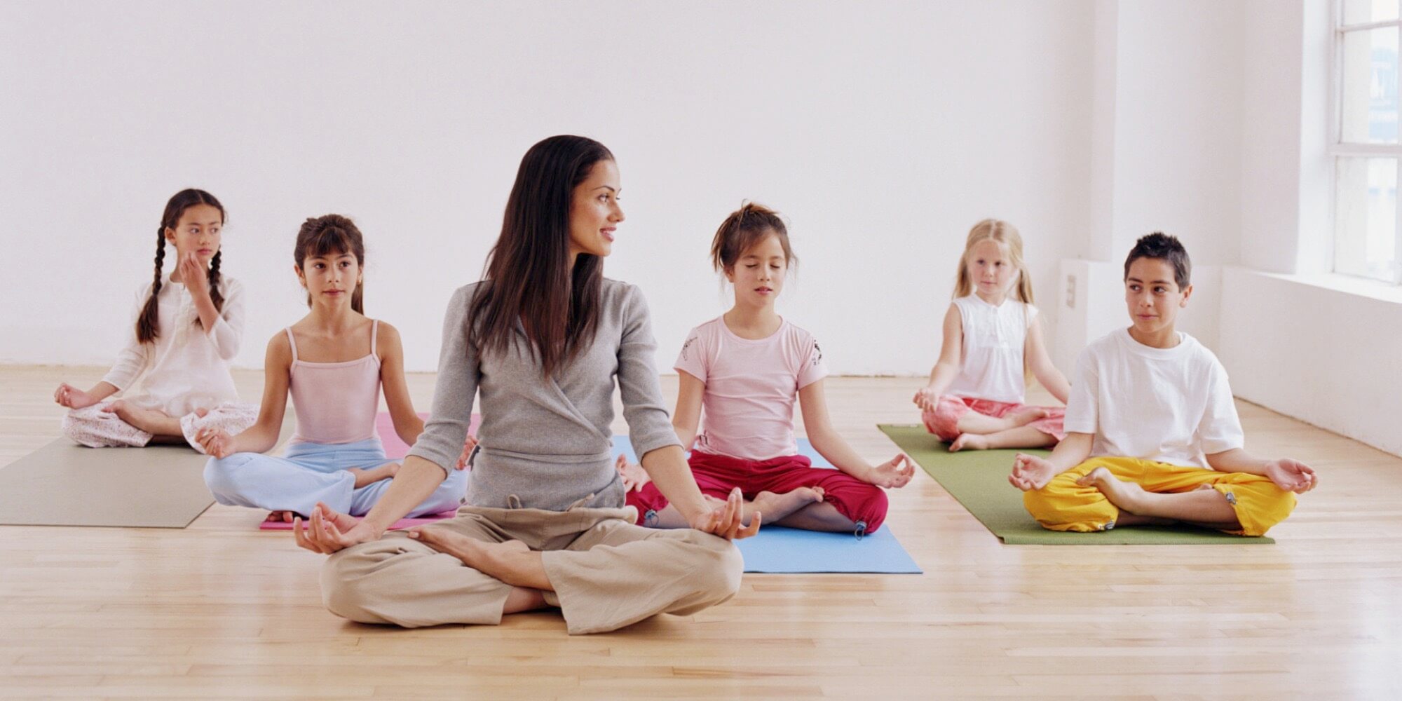 Des enfants dans une classe de yoga.