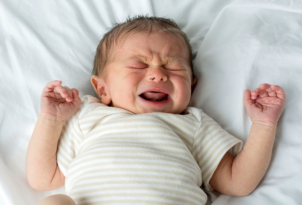 Bebé llorando por quedar con hambre luego de lactancia materna