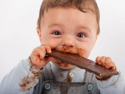 Según los expertos, muchos padres tardan demasiado en dar alimentos no triturados a sus bebés Según los expertos, muchos padres tardan demasiado en dar alimentos no triturados a sus bebés