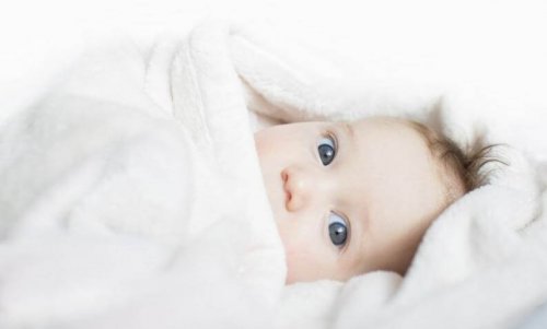 Los bebés recién nacidos suelen requerir una prenda más que sus padres en invierno.