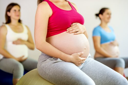 Los ejercicios básicos de suelo pélvico para embarazadas presentan muchos beneficios para la gestación.