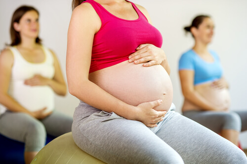 Un groupe de femmes enceintes qui font de l'exercice. 