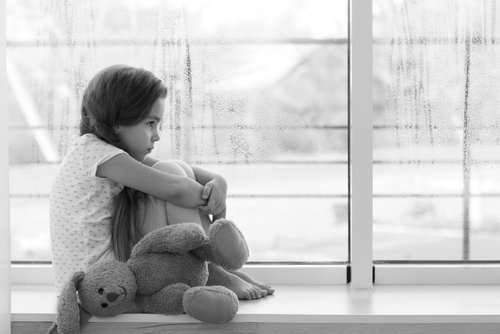 Abandono emocional: carta de una pequeña a su padre
