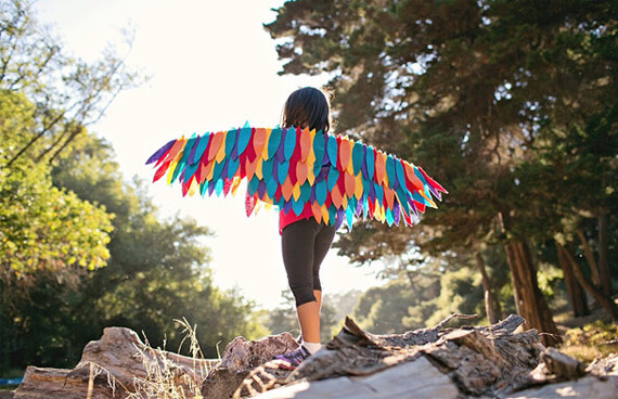 Nino de espaldas disfrazado de pajaro