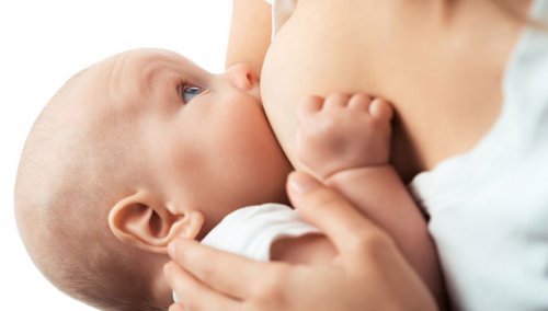 bebe-mamando.jpg Bebe mamando del pecho de su madre