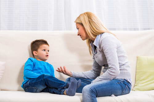 Pour apprendre à gérer les conflits sans recourir à la punition, il faut en premier lieu vous demander si votre enfant se comporte vraiment mal.