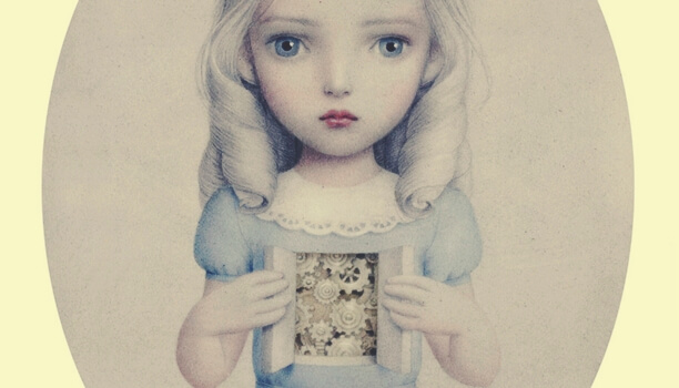 niña con mecanismo de cuerda sufriendo una promesa incumplida