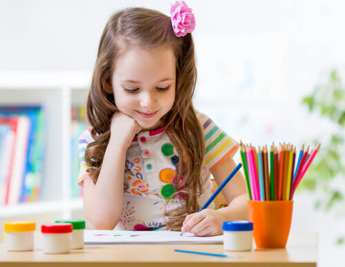 Une jeune fille qui dessine.