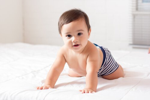 ¿Cuáles son los beneficios de que mi hijo aprenda a gatear?
