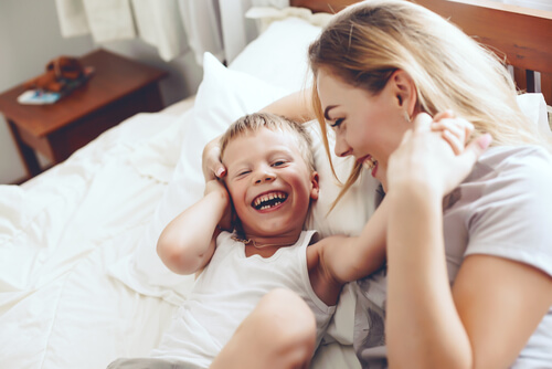 Los niños disfrutan pasando el tiempo con sus padres