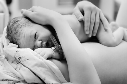 Mediante el parto natural tendrás la oportunidad de sentir por completo cómo tu hijo llega al mundo